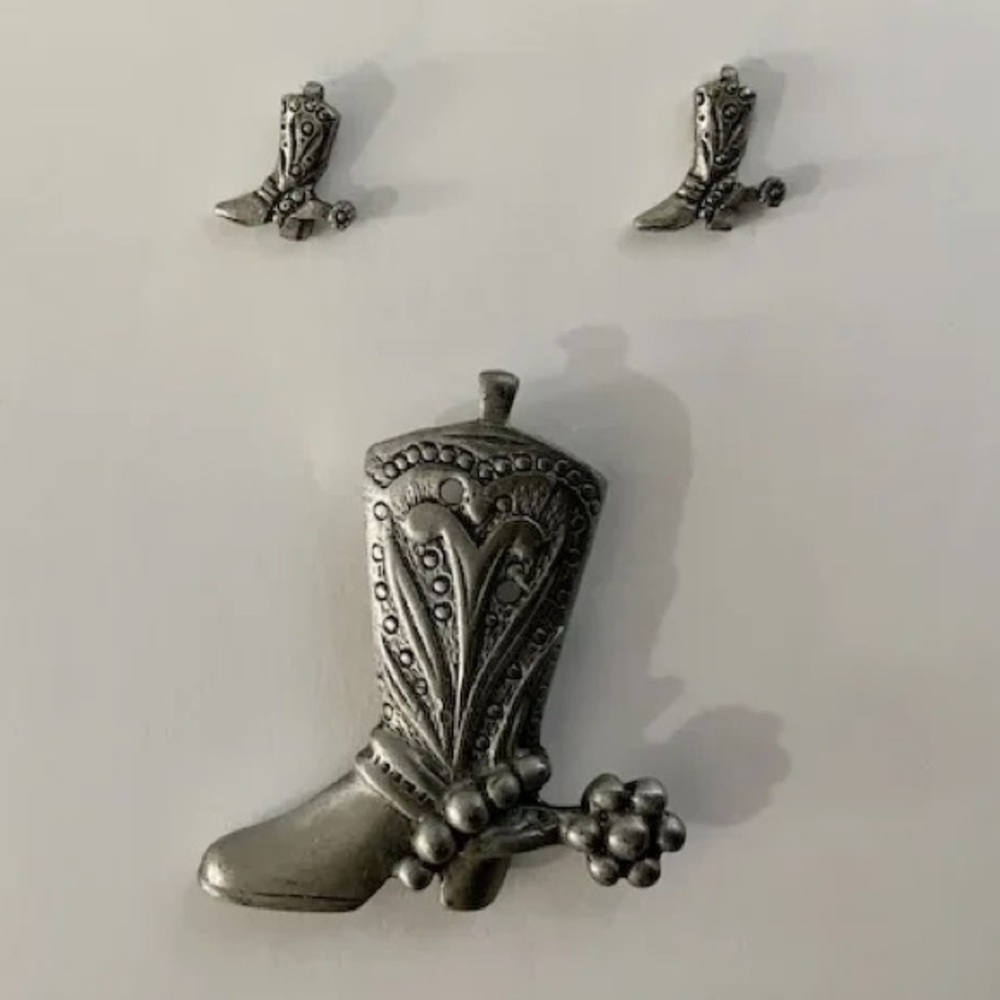 Vintage Signed TORINO Engraved Design Cowboy Boot Brooch/Pin, Earrings and Box - Picture 3 of 8